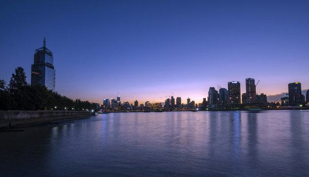 上海黄浦江畔建筑夜景