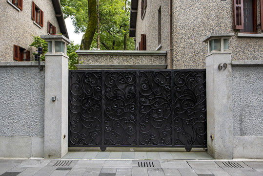 上海老式花园洋房黑色大铁门