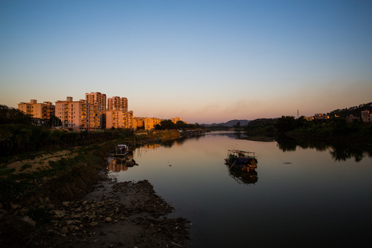 河畔建筑