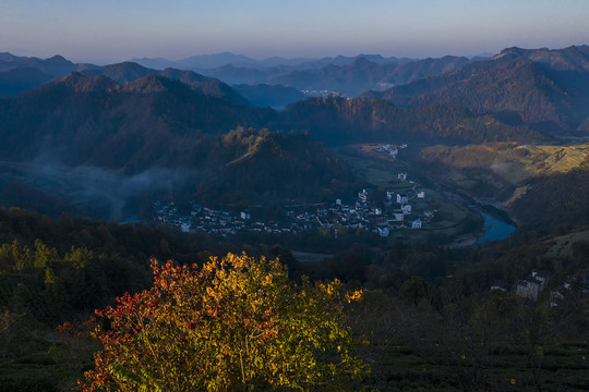 群山晨雾日出风光