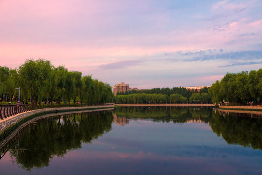 夕阳湖景