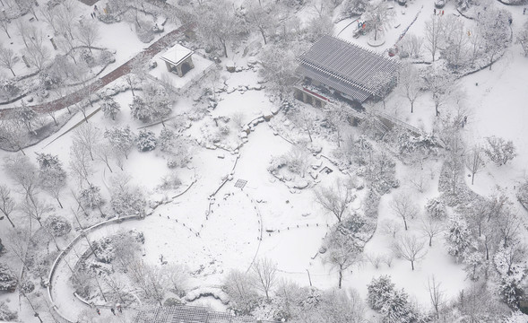 俯拍雪后自然风光