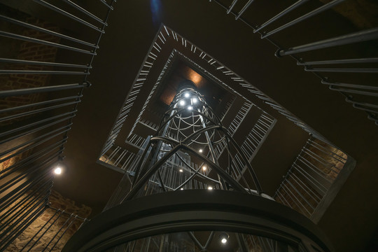 捷克布拉格天文钟塔楼内部电梯