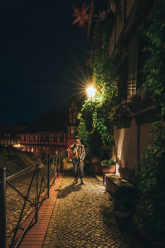 夜晚一亚洲男性独自走在欧洲古城