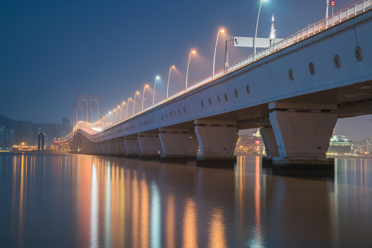 中国澳门西湾大桥和滨海建筑风光