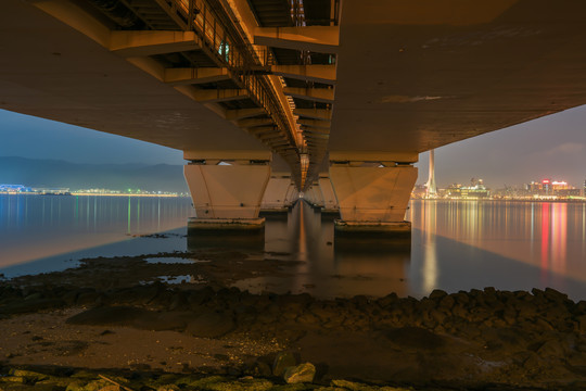 中国澳门西湾大桥和滨海建筑风光