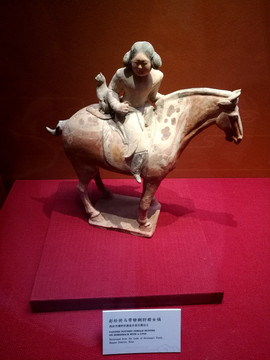 彩绘骑马带猞猁狩猎女俑
