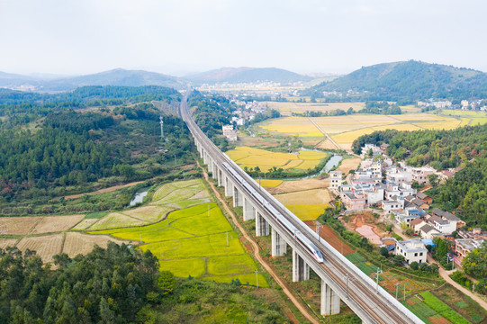 驶过秋天田野的武广高铁动车