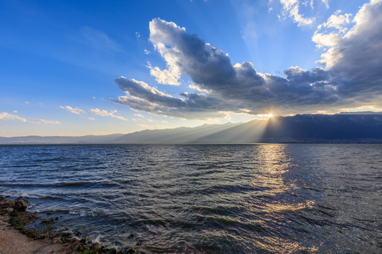 云南大理苍山洱海蓝天夕阳日落