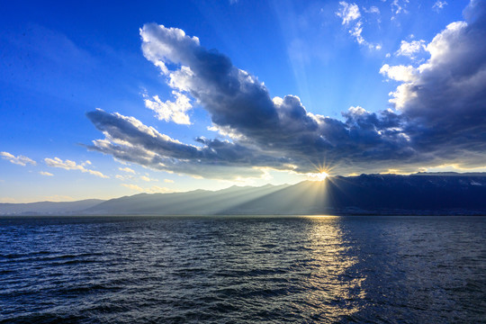 云南大理苍山洱海蓝天夕阳日落