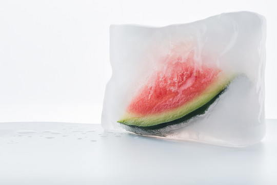 冰块里的西瓜冰爽解暑水果创意