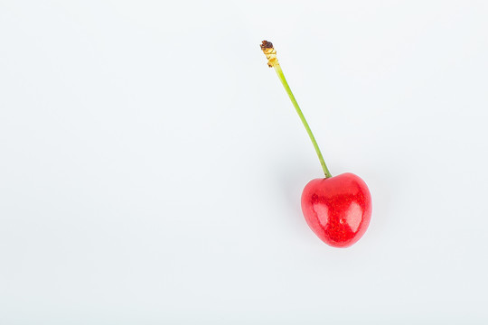 白背景上的红色樱桃健康水果创意