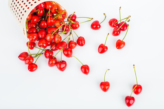 白背景上的红色樱桃健康水果创意