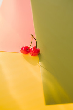 彩纸上的樱桃健康水果创意图片