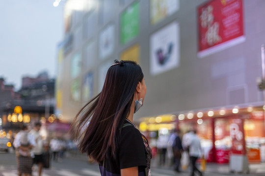 晚上逛街的女人