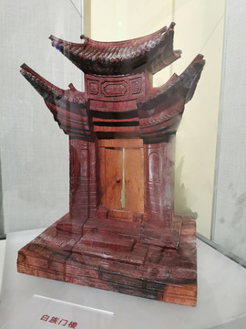 中式古建大门木雕塑