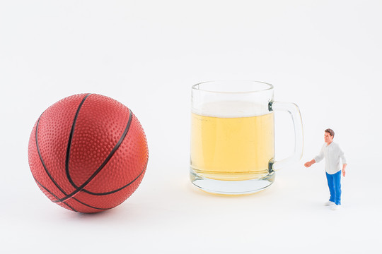 篮球和啤酒杯以及球迷小人模型