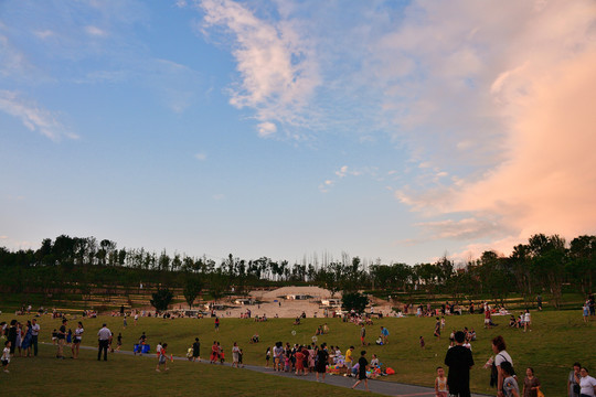 夕阳下的城市公园休闲草坪