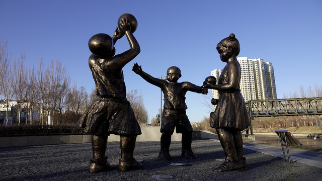 大庆市健身广场上的儿童体育雕塑