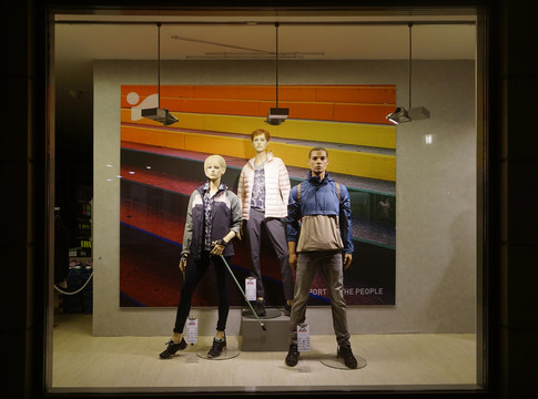德国哈默尔恩服装店橱窗展示