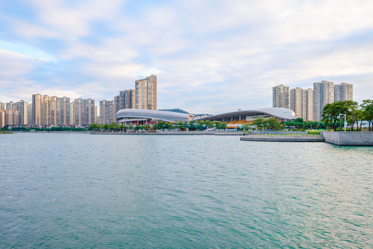 厦门海沧体育馆和海滨城市天际线