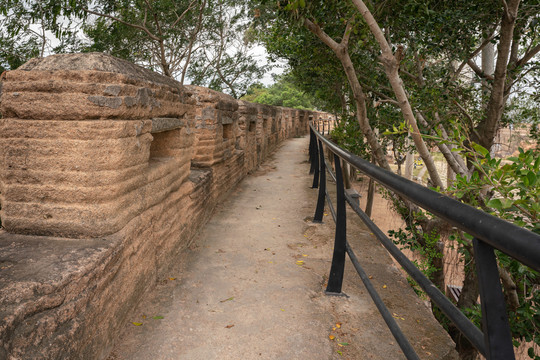 古代砖头城墙上的道路和城垛