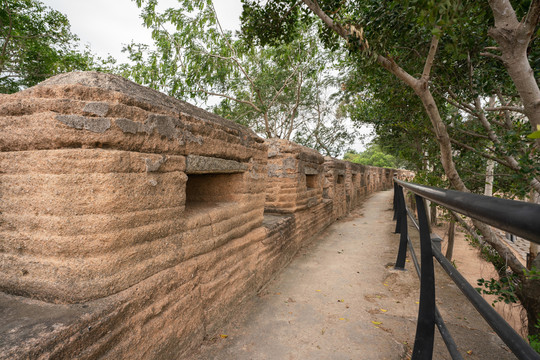 古代砖头城墙上的道路和城垛