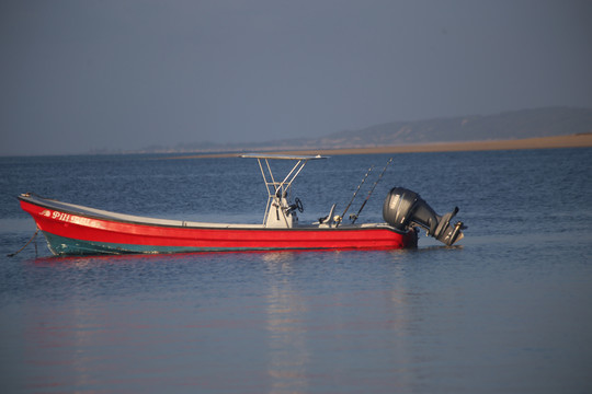 大海上的红色小渔船