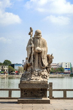 开封包公湖寿星塑像