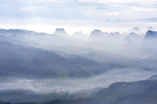 水墨云雾山景