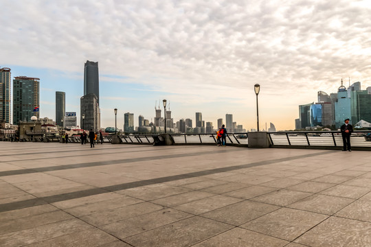 地砖观景台和城市景观