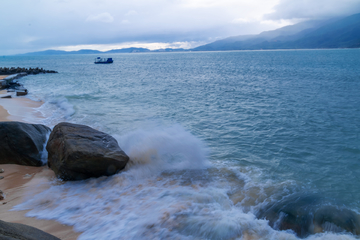 礁石与海浪