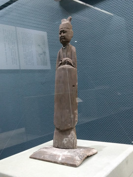 扬州博物馆五代木雕抱兔俑
