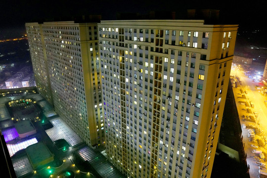 夜晚的高层住宅楼