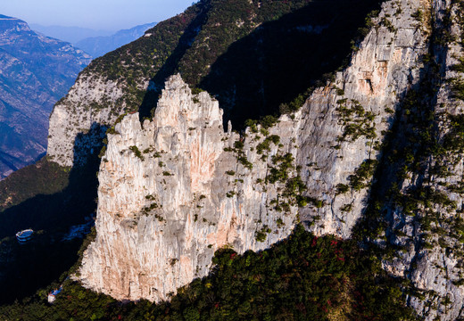 无人机视觉下的神女峰近景