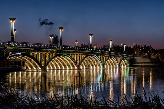 冬季的中国长春南湖大桥夜景