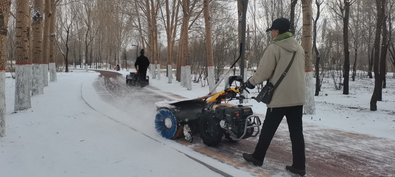 园林工人驾驶自动清雪机清雪