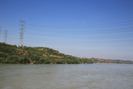 黄河上高压电线