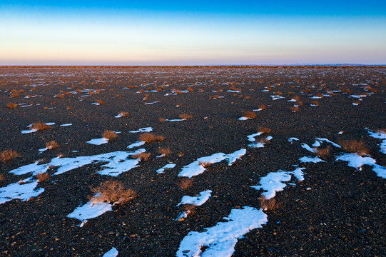 冬季荒漠夕阳残雪