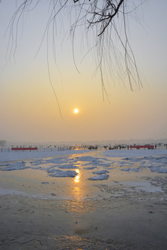 夕阳下的冰河