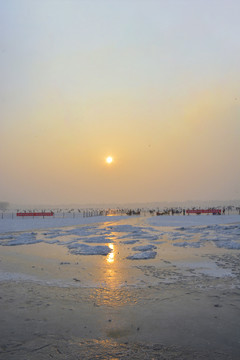 夕阳下的冰河