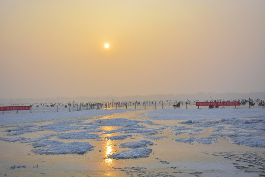 夕阳下的冰河