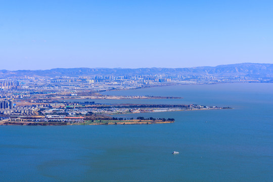 西山俯瞰昆明滇池城市建筑群