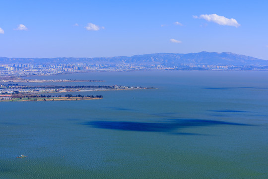 西山俯瞰昆明滇池城市建筑群