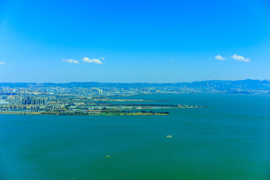 西山俯瞰昆明滇池城市建筑群