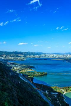 西山俯瞰昆明滇池城市建筑群