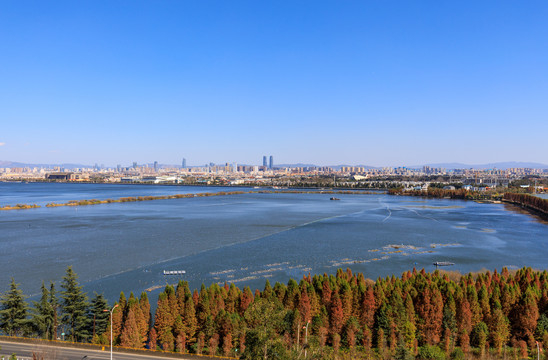 西山俯瞰昆明滇池城市建筑群