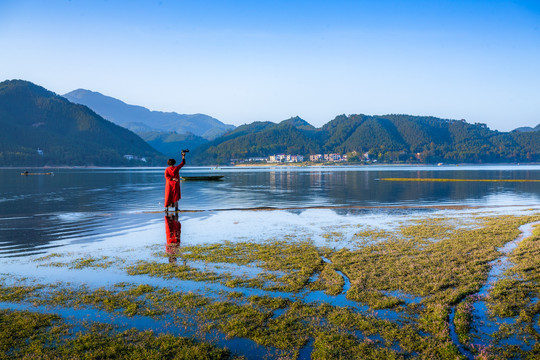 湖畔湿地的摄影师