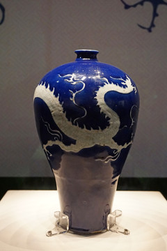 蓝釉白龙纹瓷梅瓶