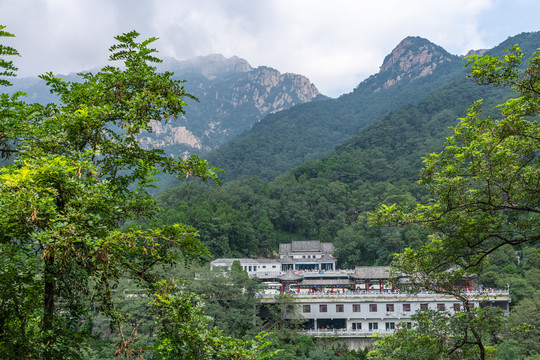 泰山风景区中天门停车场